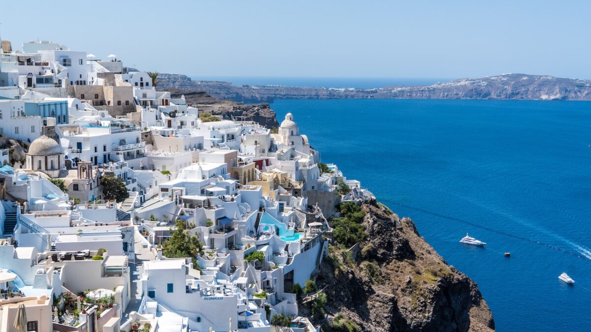 Santorini: 5 buoni motivi per trascorrere nell’Isola greca il tuo ponte del 25 Aprile