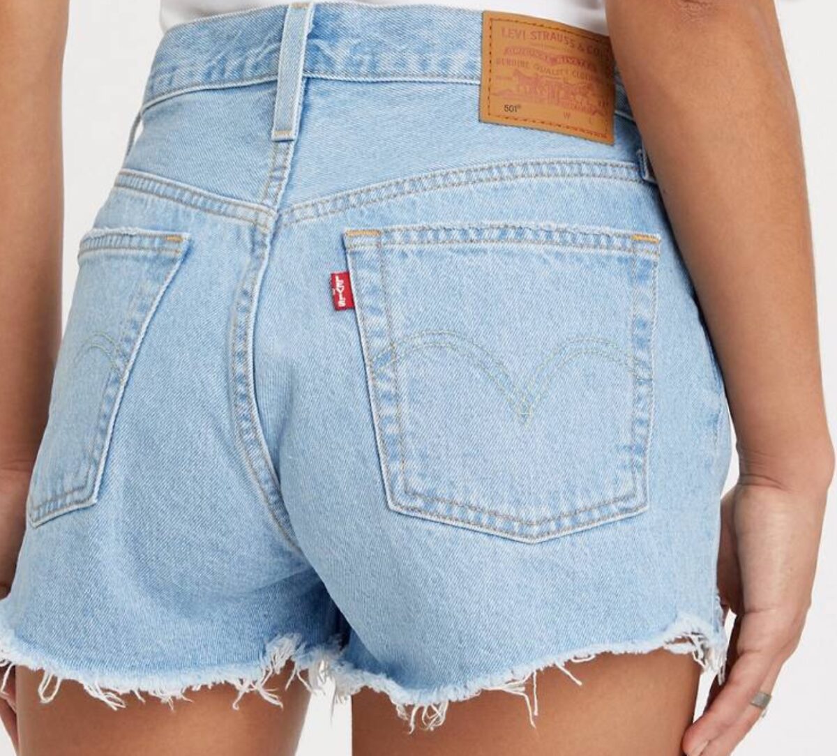 Galleria foto 'Jorts, 6 bermuda di Jeans sfrangiati di tendenza questa Estate' - foto 6