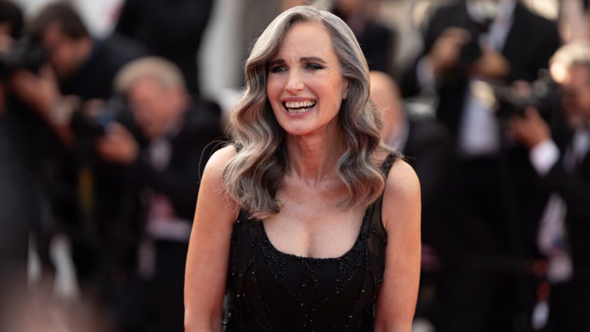 Andie MacDowell sul Red Carpet di Cannes sfoggia una magnifica Chioma Argento. Che Chic!