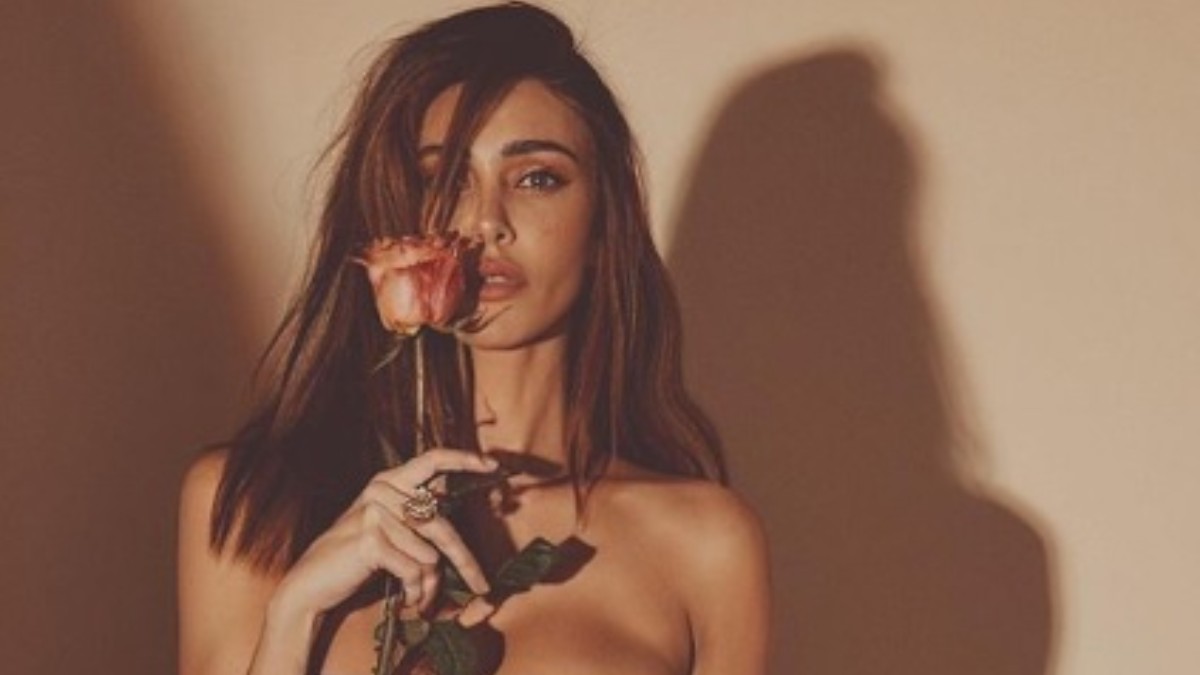 Belen Rodriguez, sul palco de Le Iene esplode la Primavera: il top a fiori è un vero incanto!