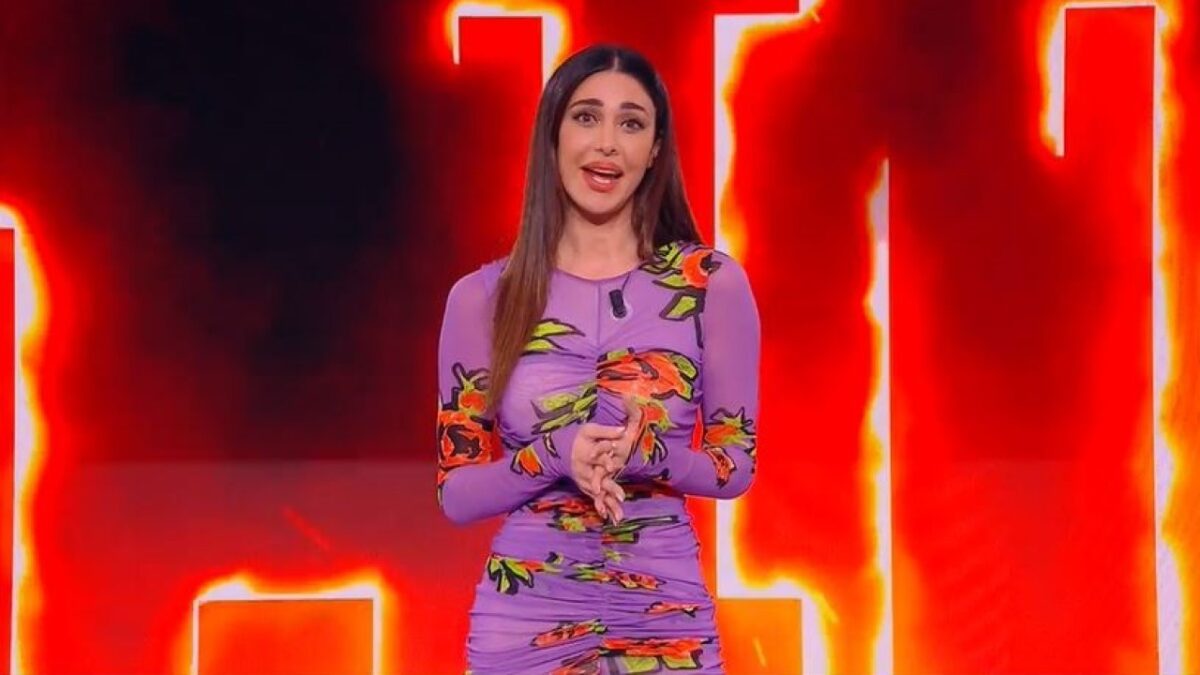 Belen Rodriguez sfida la sorte a Le Iene con l’abito Viola ma la “punizione” non si fa attendere!