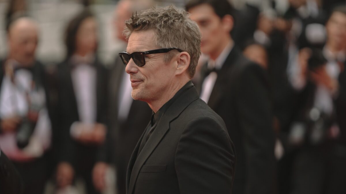 Festival di Cannes 2023: total black per Ethan Hawke e gli altri sexy Cowboy di Pedro Almodovar