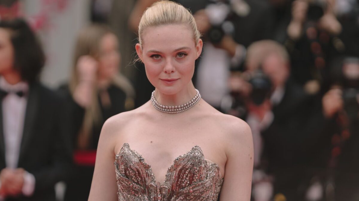 Festival di Cannes 2023, Elle Fanning incanta con l’abito personalizzato Alexander McQueen