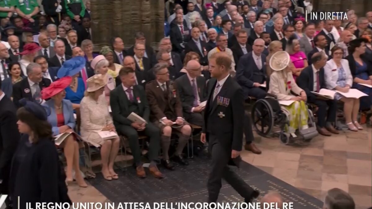 Incoronazione Re Carlo III: Harry, principe solitario, senza divisa militare!