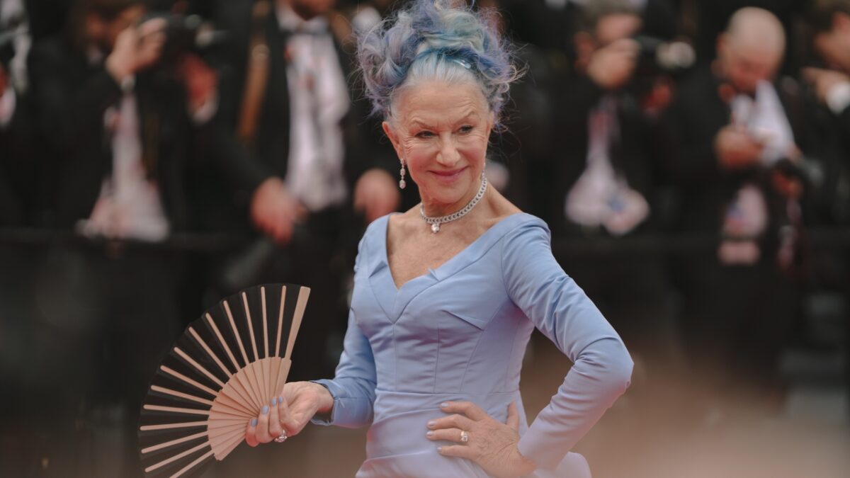 Helen Mirren musa di L’Oréal Paris a Cannes, con l’audace chioma Blu è strepitosa!