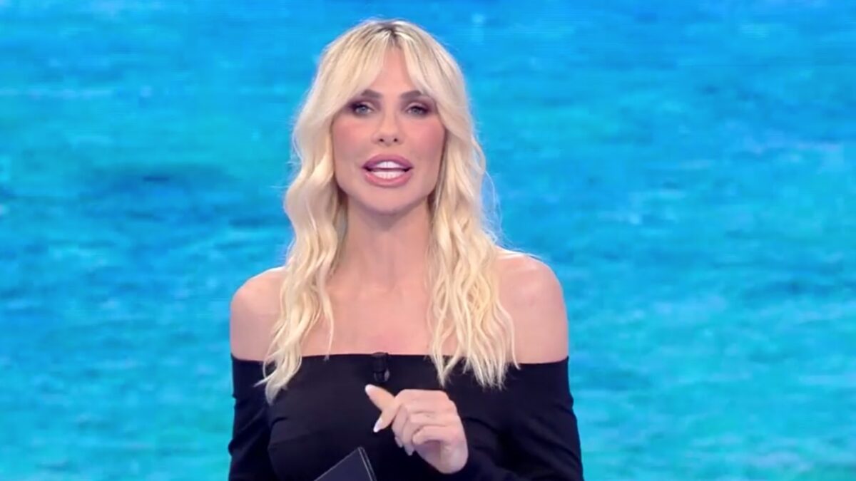 Ilary Blasi illumina il Palco de l’Isola Dei Famosi con gli Stivali tempestati di cristalli. É divina!