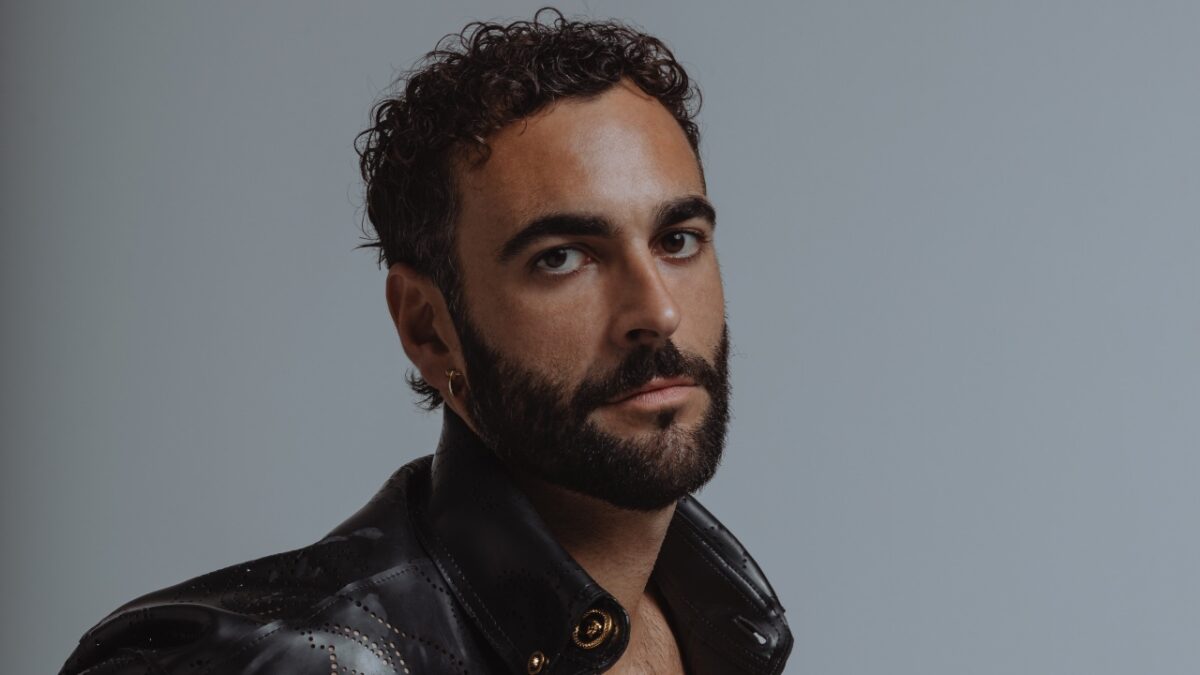 Marco Mengoni, lo stile italiano sul palco dell’Eurovision: i look Versace sono spettacolari!