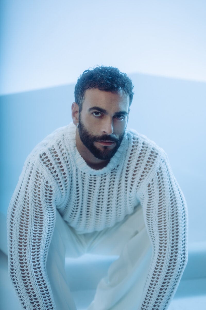 Galleria foto 'Marco Mengoni, lo stile italiano sul palco dell’Eurovision: i look Versace sono spettacolari!' - foto 2