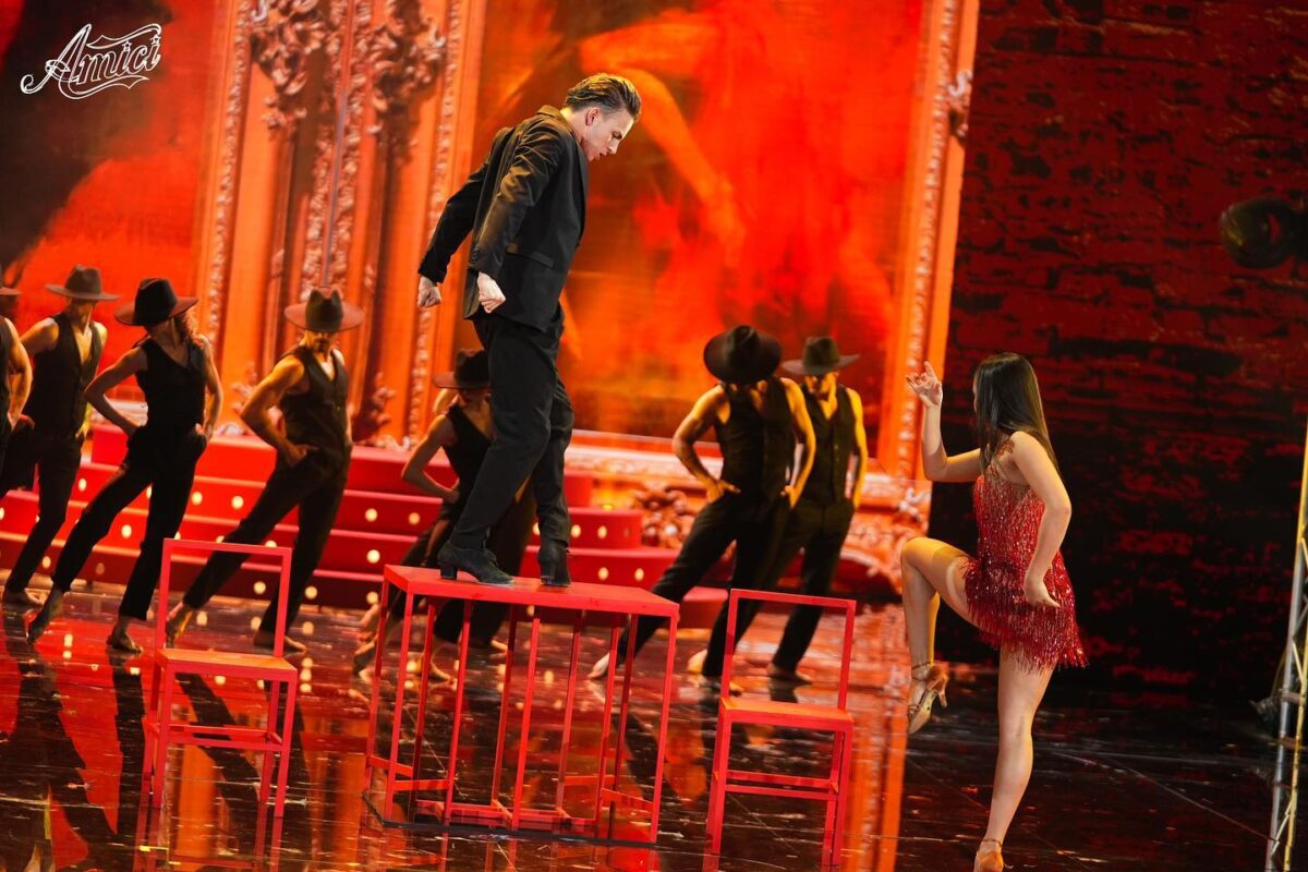 Galleria foto 'Mattia Zenzola e Angelina Mango alzano la Coppa in Total Black: Look coordinato per i vincitori di Amici' - foto 3