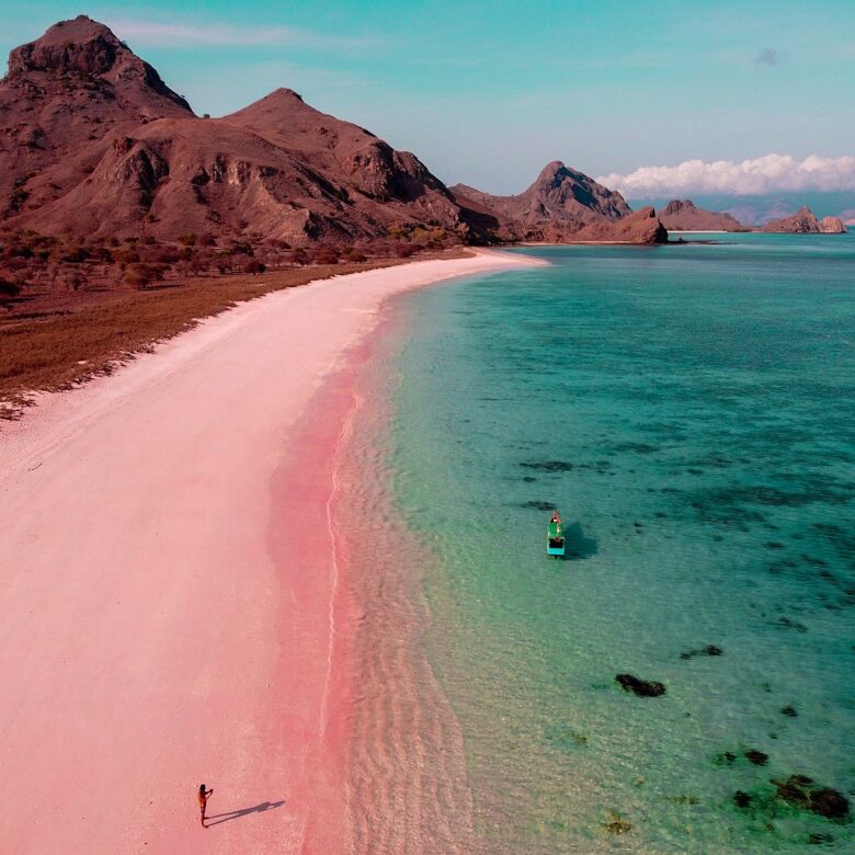 Spiaggia rosa in indonesia