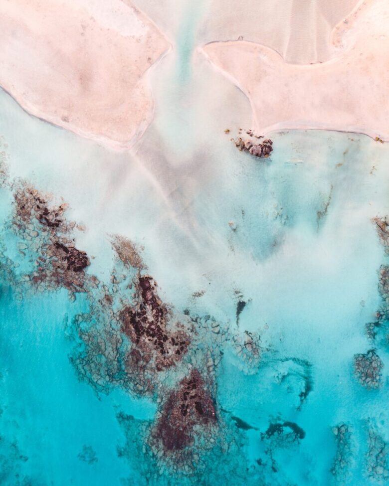 spiaggia rosa in Grecia