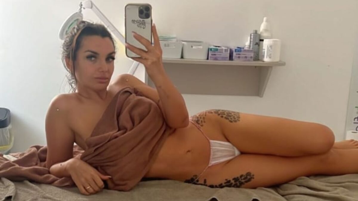 Elettra Hot, la Lamborghini si mostra ai fan senza veli!