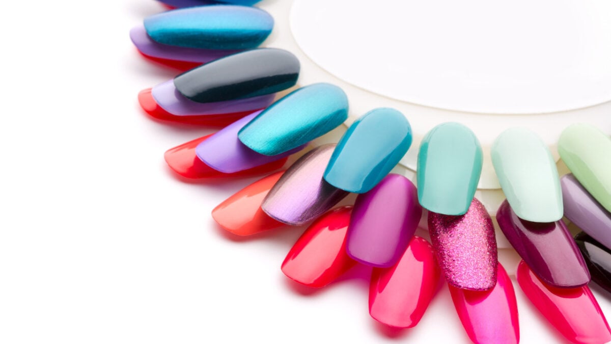 Glass nails: 6 tips per realizzare le unghie effetto vetro