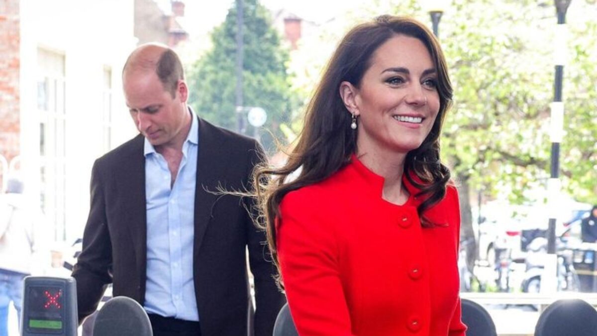 Kate Middleton fotografata in un Pub con un look fiammante a poche ore dall’Incoronazione!