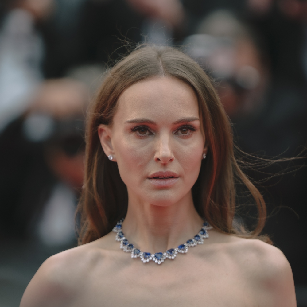 Galleria foto 'Portman brilla d’eleganza sul Red Carpet di Cannes 2023: l’abito Dior è un incanto' - foto 1