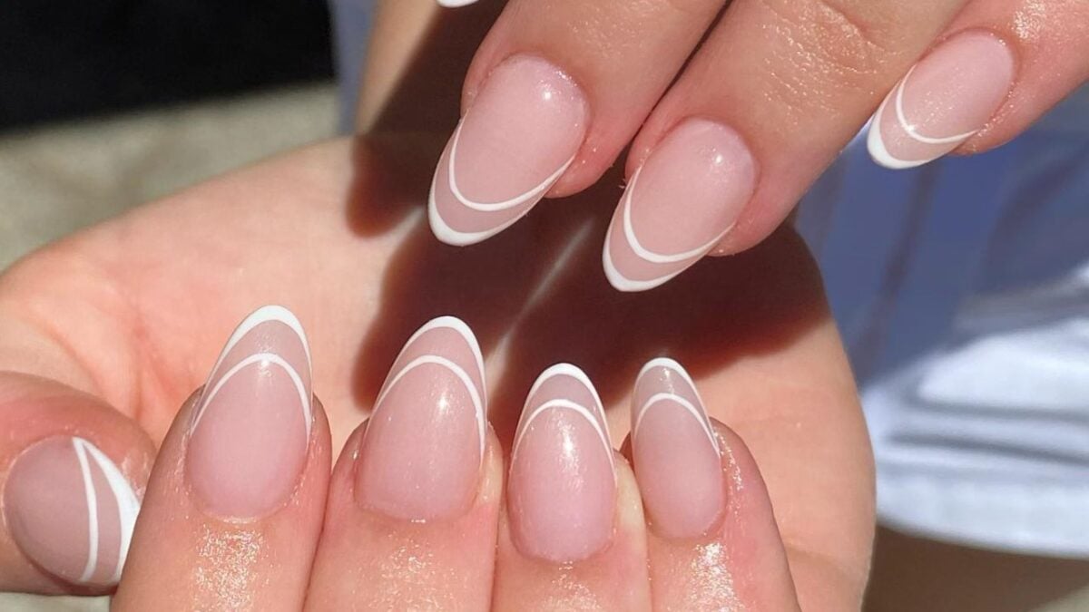 Negative space french manicure, la nail art minimal che piace a tutte