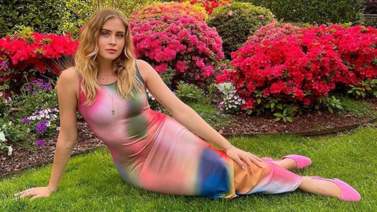 Valentina Ferragni, il tubino multicolor per il Compleanno di Chiara è trendy e sensuale