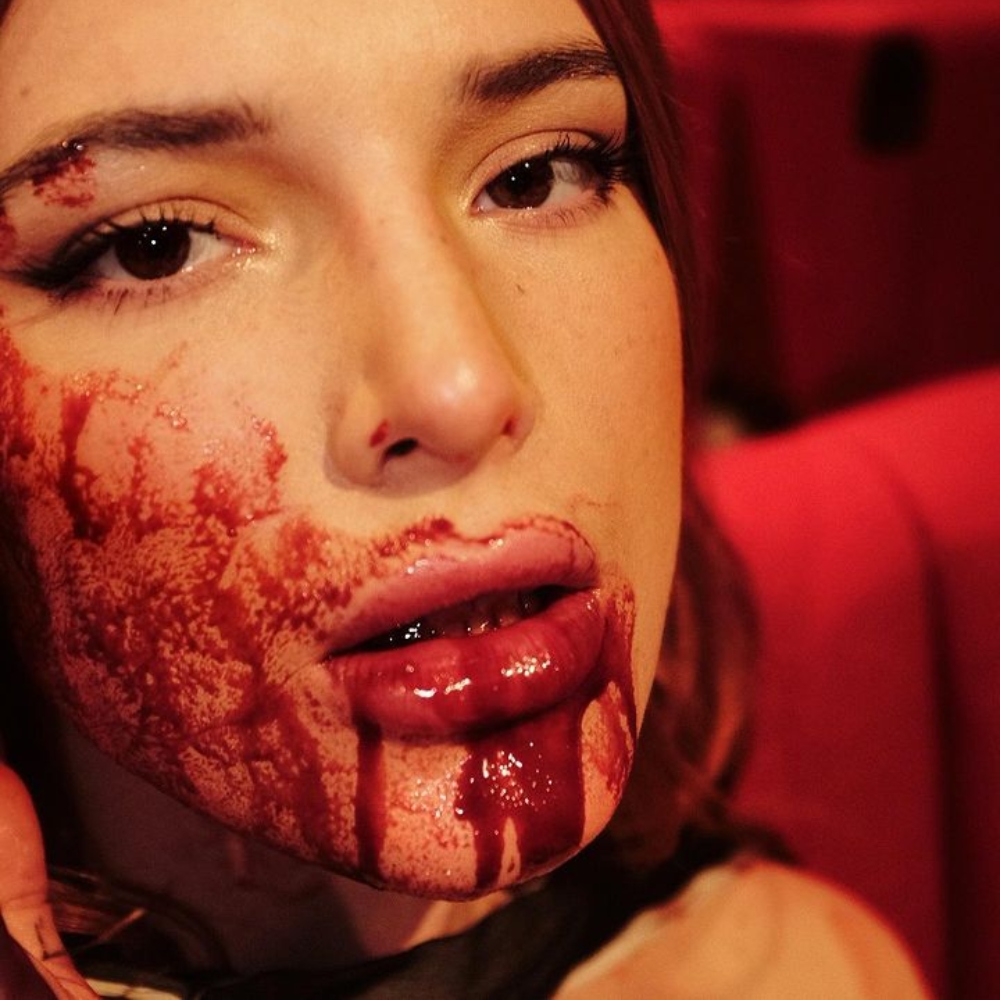 Galleria foto 'Bella Thorne coperta di sangue al Taormina Film Festival: ecco cosa è successo…' - foto 1