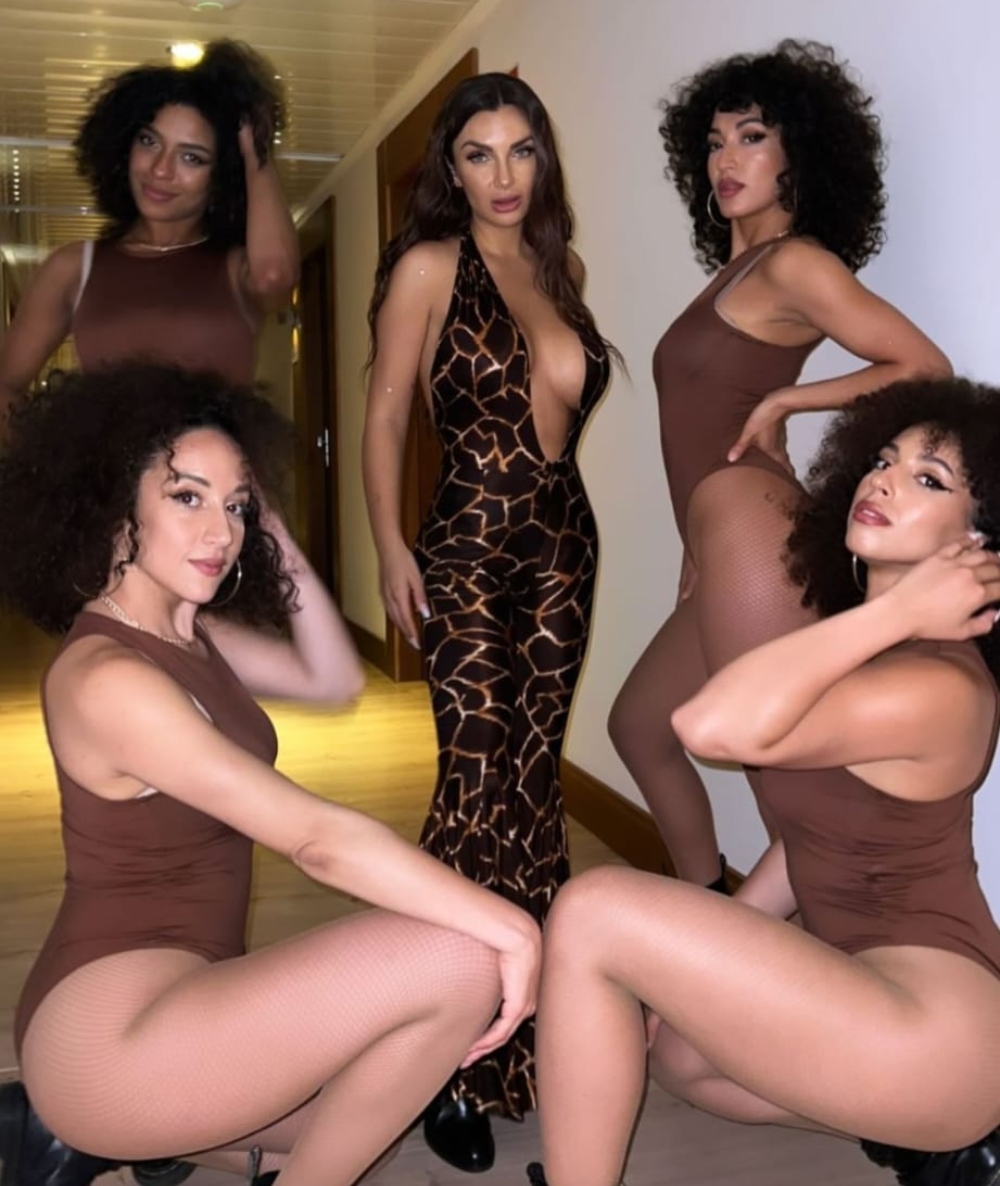 Galleria foto 'Elettra Lamborghini, look esplosivo: la scollatura vertiginosa lascia poco all’immaginazione!' - foto 1