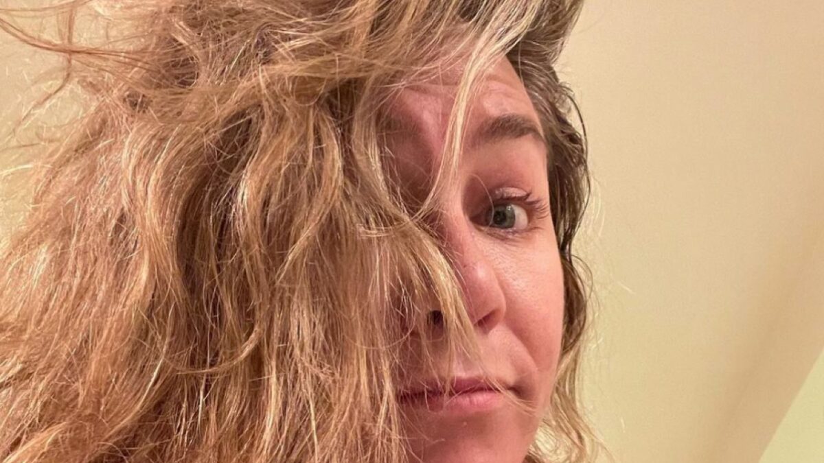 Jennifer Aniston, Divina anche senza Tinta: la Star mostra fiera i suoi Capelli Bianchi