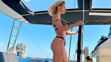 Michelle Hunziker bomba sexy in vacanza col bikini ricoperto di cristalli!