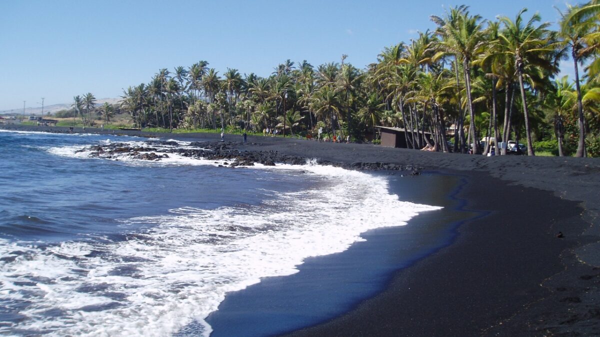 Le 5 Spiagge di sabbia nera più belle del Pianeta