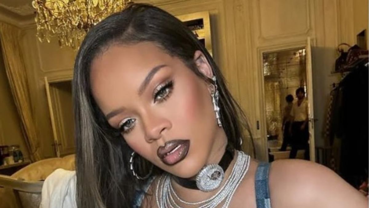 Rihanna super sexy con l’abito trasparente: non lascia niente all’immaginazione!
