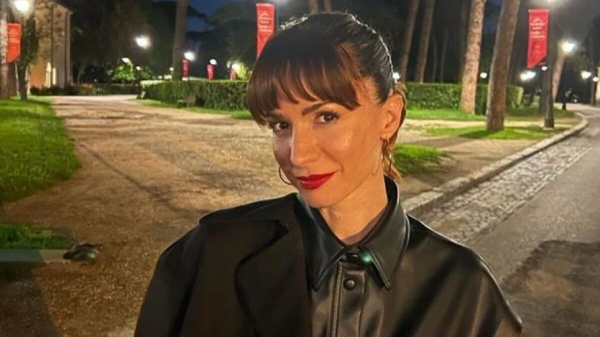 Andrea Delogu sul palco del Tim Summer Hits: il vestito con taglio sul seno è da censura