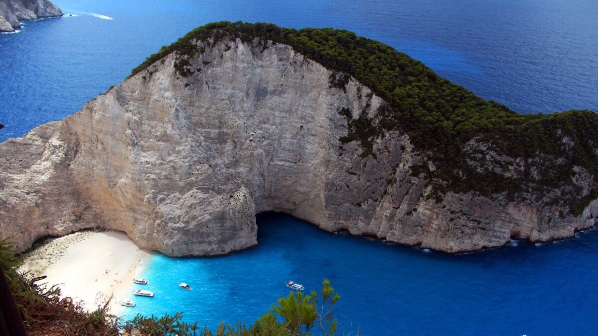 Queste 5 splendide Isole Greche hanno un Aeroporto. Ecco le più facili da raggiungere…