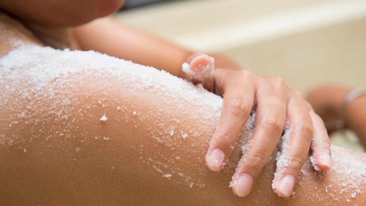 I 7 migliori scrub corpo delicati per preparare la pelle al Sole