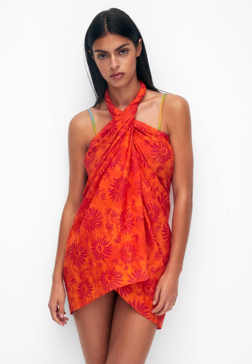 Galleria foto '4 modi di portare il pareo per valorizzare la silhouette' - foto 1