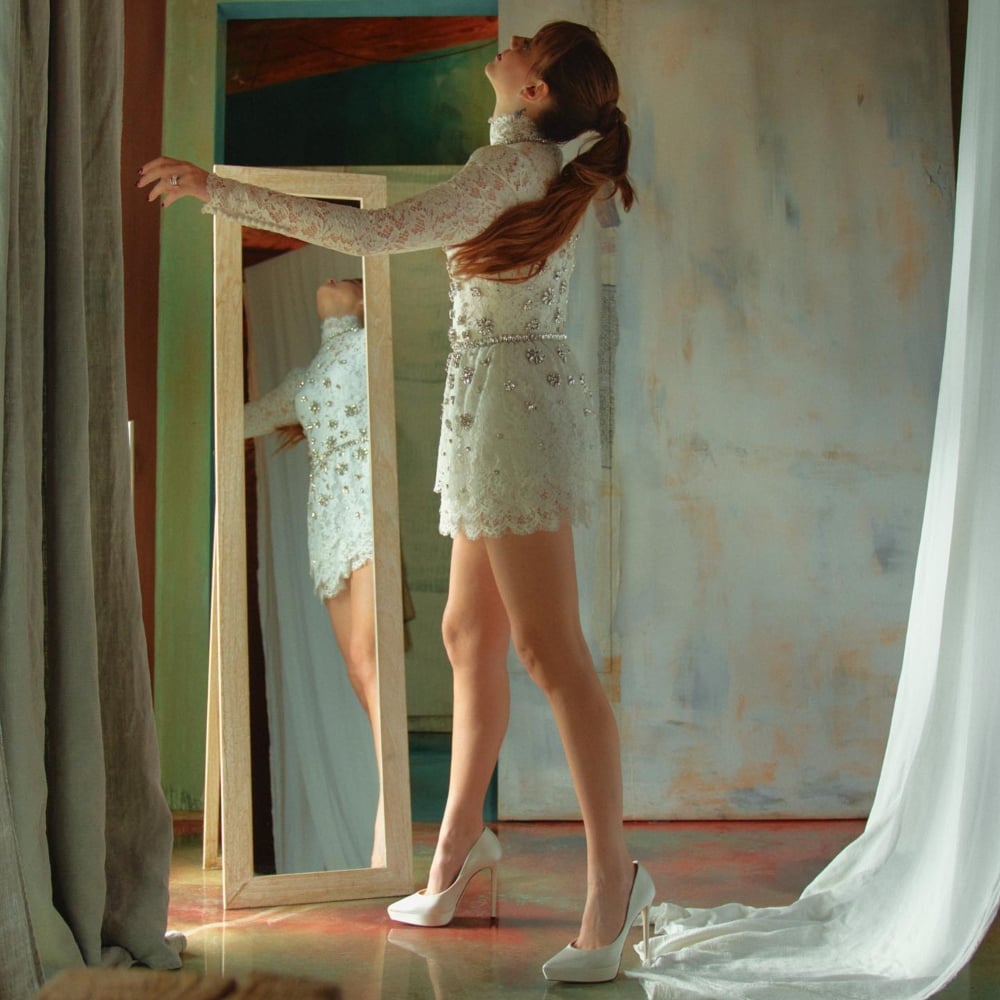 Galleria foto 'Annalisa, il look da sposa lascia a bocca aperta: un ‘Sì’ anticonvenzionale!' - foto 1