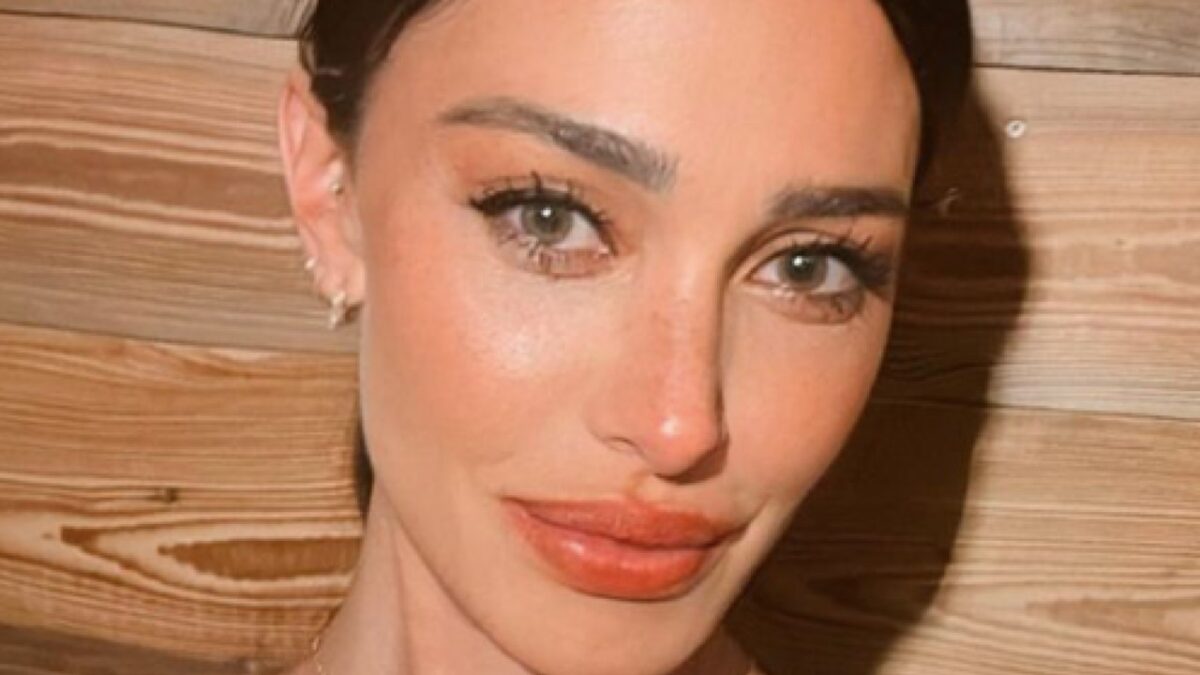 Belen Rodriguez, conferma le Corna poi si consola con l’outfit super Glam