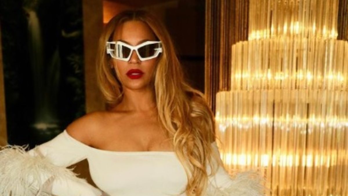 Beyoncé fuga romantica con Jay-Z a Parigi: il look total denim è Super sexy!