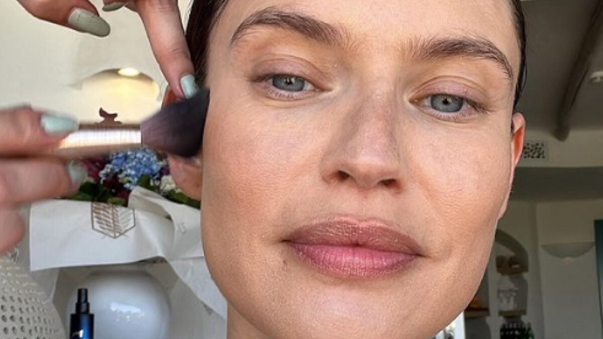 Bianca Balti si spoglia, solo la borsa di Bottega Veneta a coprirla!