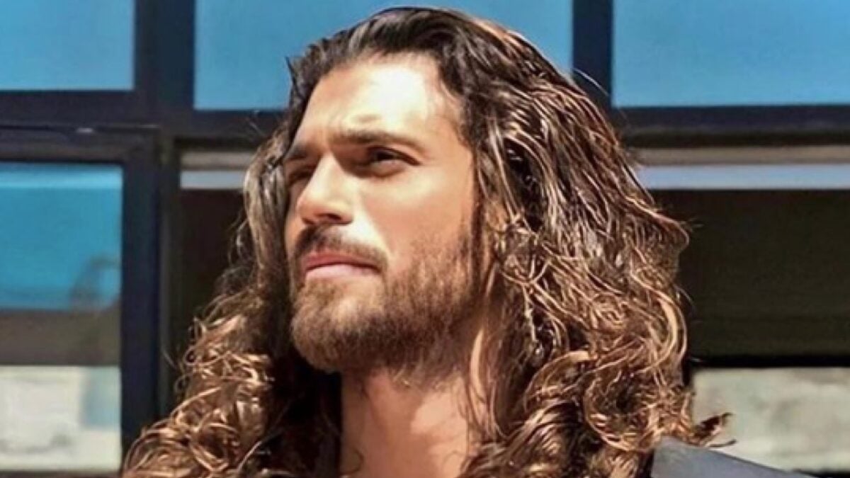 Can Yaman più sexy che mai, indossa il colore dell’Estate 2023 e fa impazzire le fan!