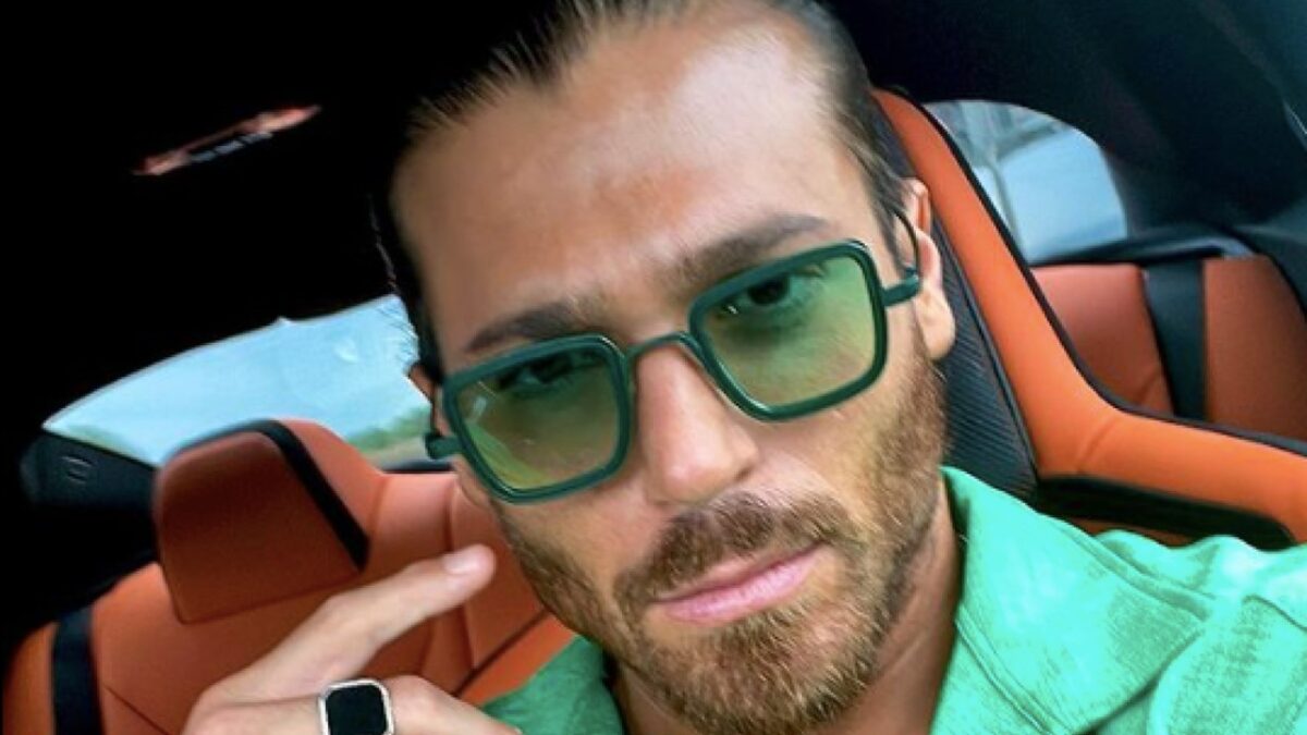 Can Yaman sexy Centauro: moto sportiva e capelli al vento, che schianto!