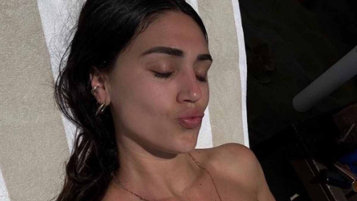 Cecilia Rodriguez con il Bikini bicolor e il lato B in bella mostra (FOTO)