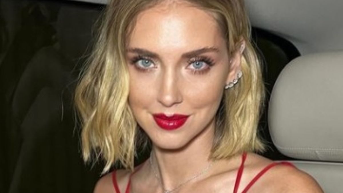 Chiara Ferragni, il sensuale abito sottoveste Rosso è un omaggio speciale. Ecco a chi è dedicato…