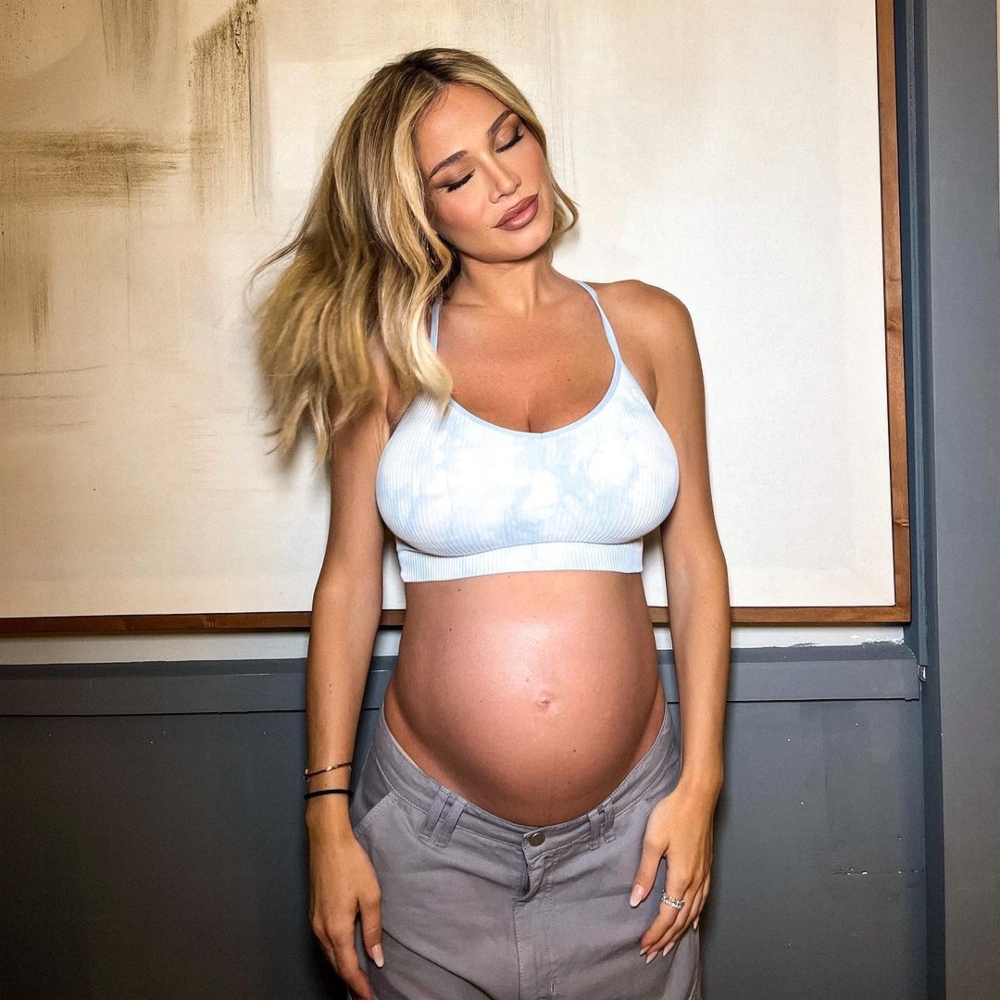 Galleria foto 'Diletta Leotta mette in evidenza il pancione con l’oufit super sexy' - foto 2