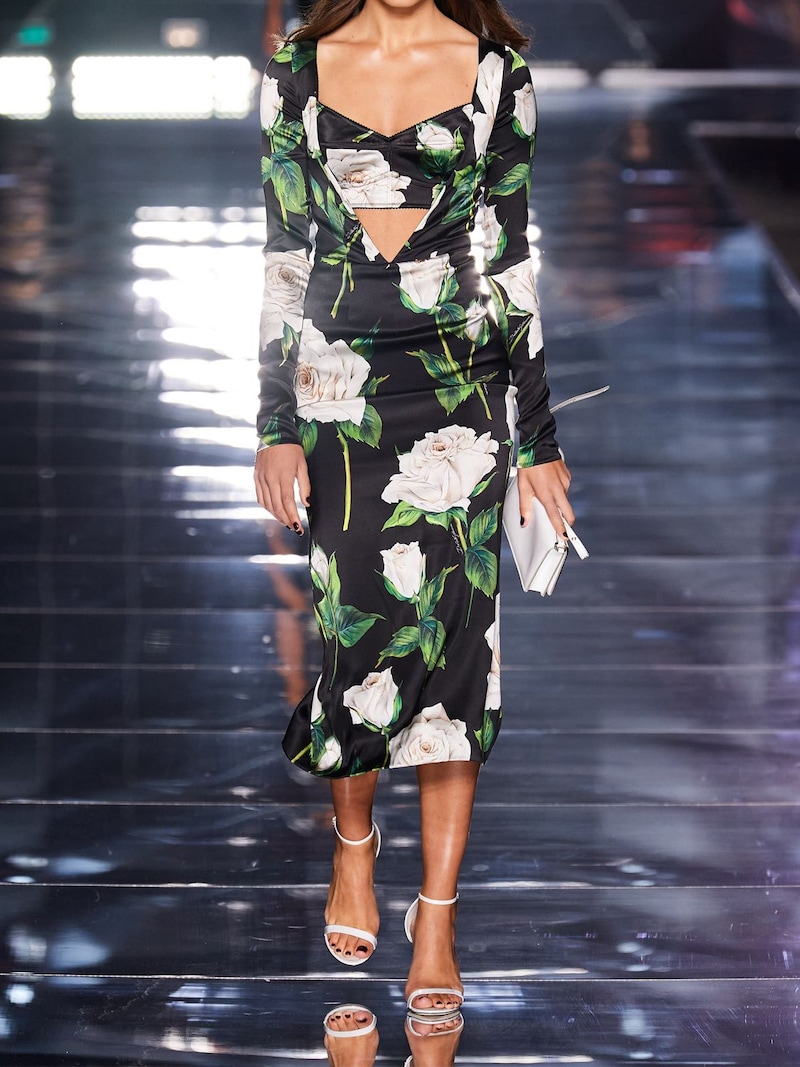 Galleria foto '5 Vestiti con uno scollo a V profondo per mettere in risalto il décolleté' - foto 2