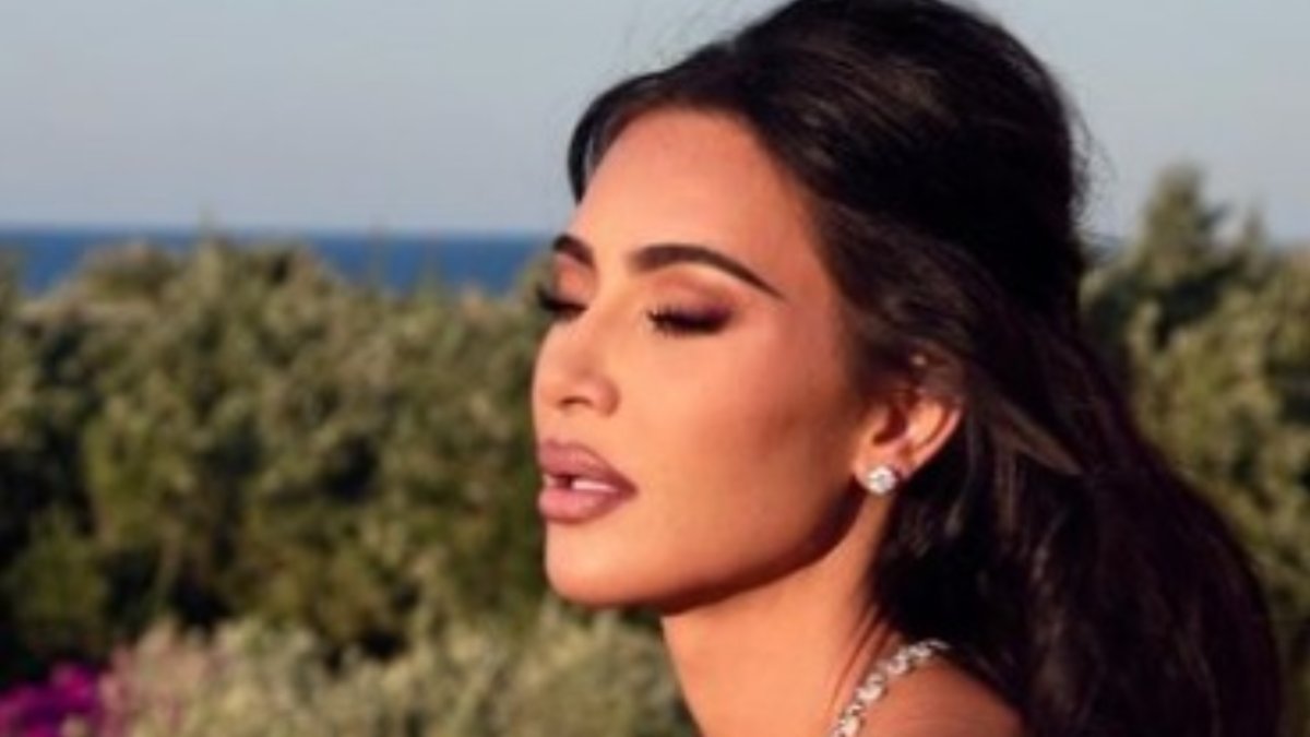Kim Kardashian, diva d’altri tempi con il maxi Strascico alla sfilata Dolce&Gabbana!