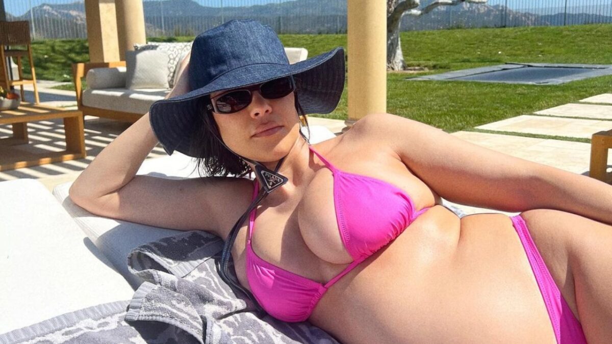 Kourtney Kardashian senza filtri: il mini bikini evidenzia le sue dolci curve!