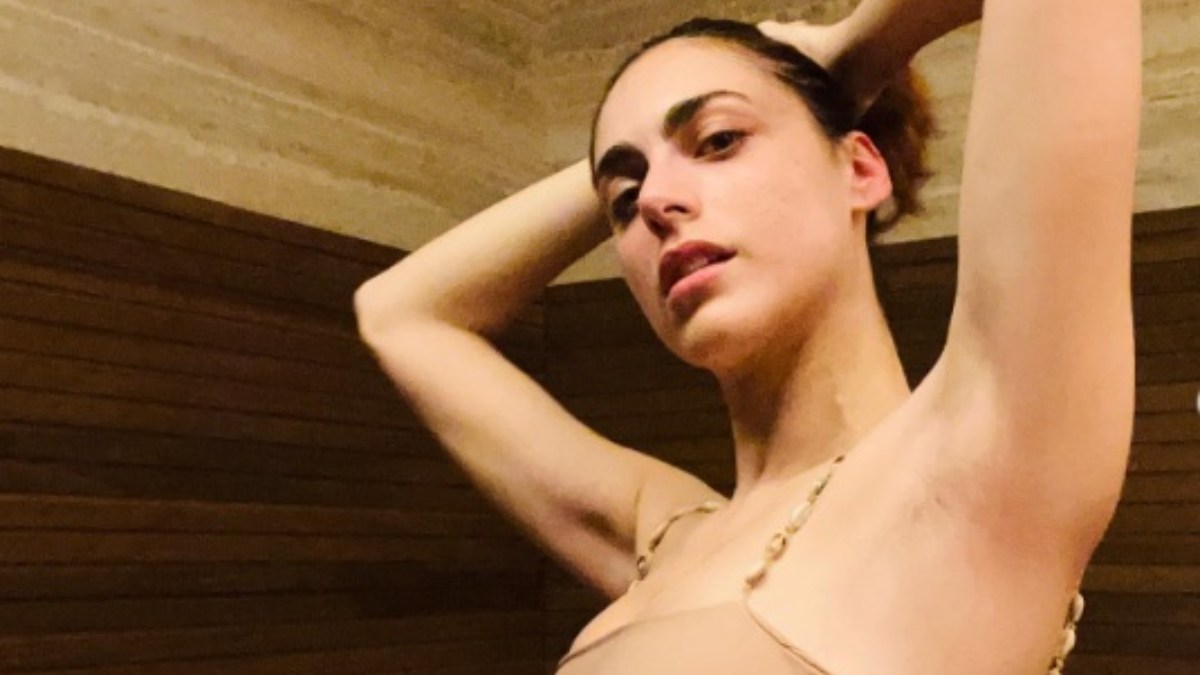 Miriam Leone, chemisier sbottonato e lingerie in vista: una bomba sexy Made in Sicily!