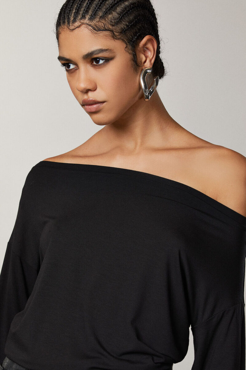 Galleria foto '5 idee di Look Day & Night da ricreare con una semplice T-shirt nera' - foto 4