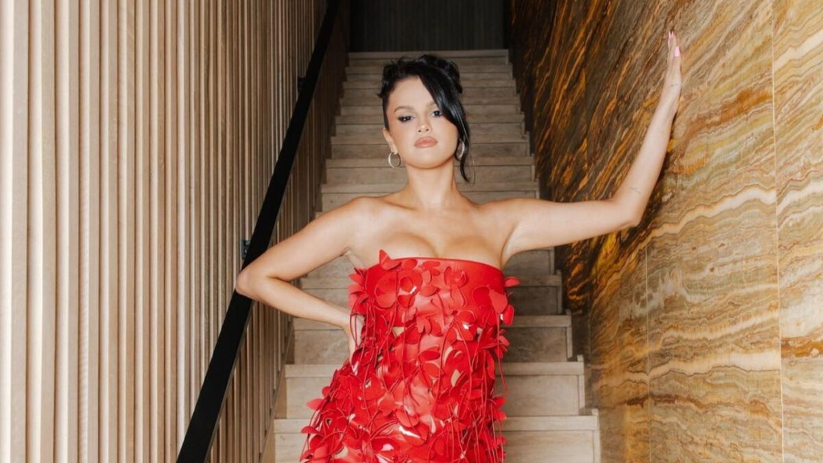 Selena Gomez festeggia il compleanno col minidress rosso fuoco. Che sexy!