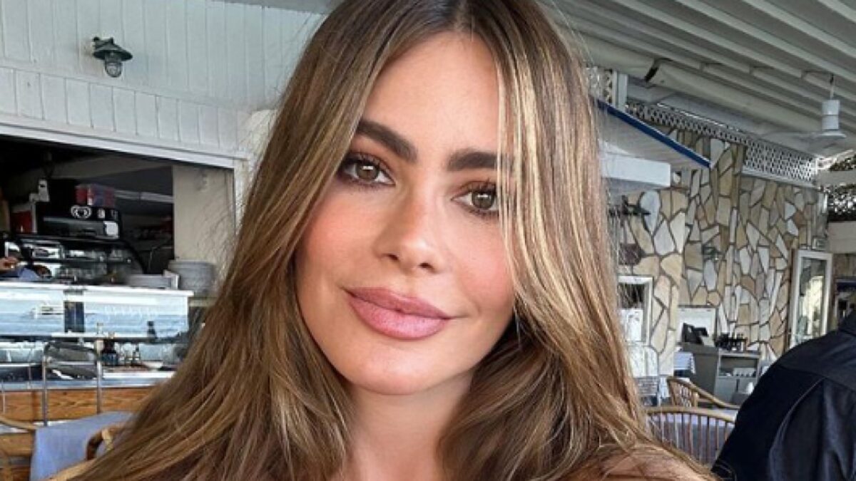 Sofia Vergara a Capri sfida il caldo con ironia: la foto dell’attrice diventa virale!