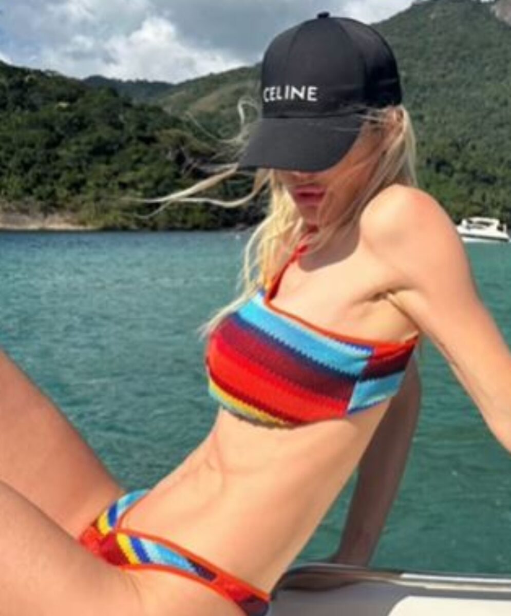 Galleria foto 'Ilary Blasi con outfit sexy e multicolor in vacanza in Brasile' - foto 2