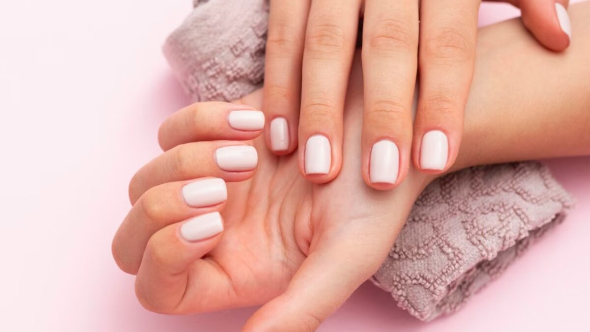 Le Unghie bianche più trendy dell’Estate: 5 manicure da copiare assolutamente!