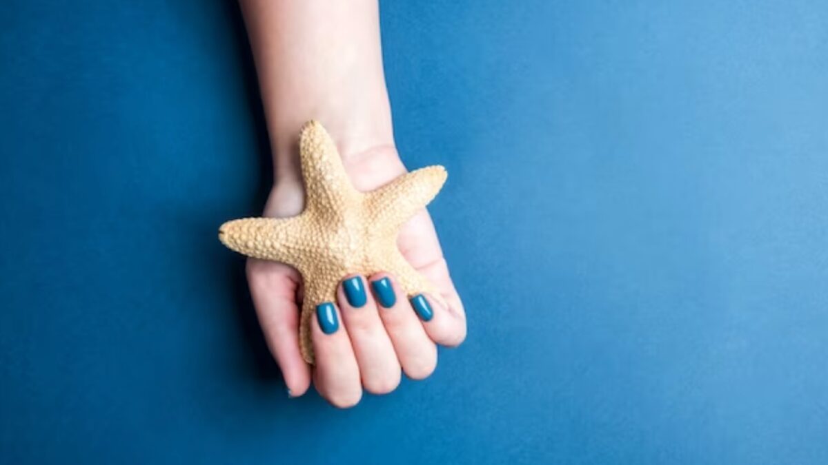 Unghie Blu: le 5 manicure tema Mare più belle dell’Estate
